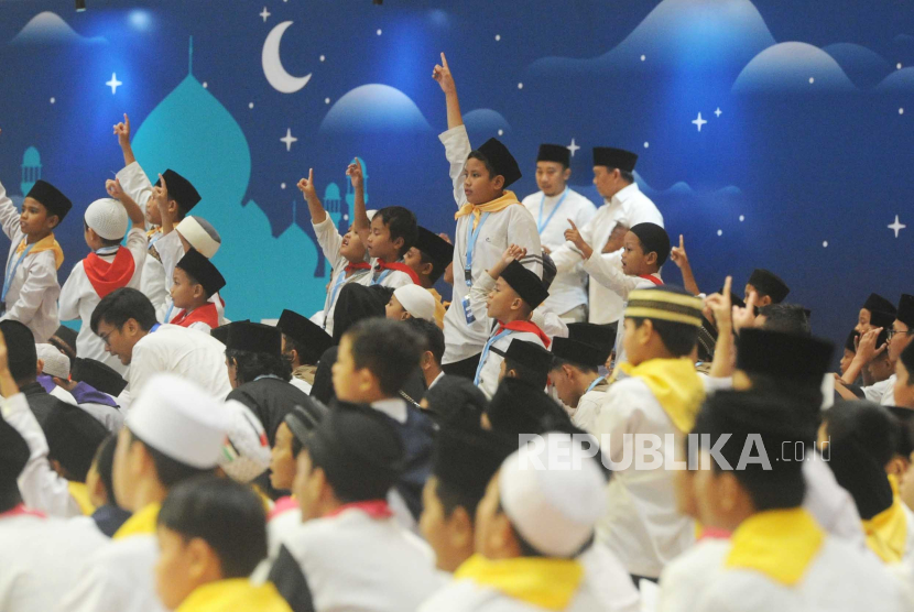 Anak-anak menghadiri Santunan 3.333 Anak Yatim Tahun 2024 yang diselenggarakan oleh PT Bank Syariah Indonesia Tbk (BSI), di Assembly Hall Jakarta Convention Center, Jakarta., Jakarta. Selasa (19/3/2024).