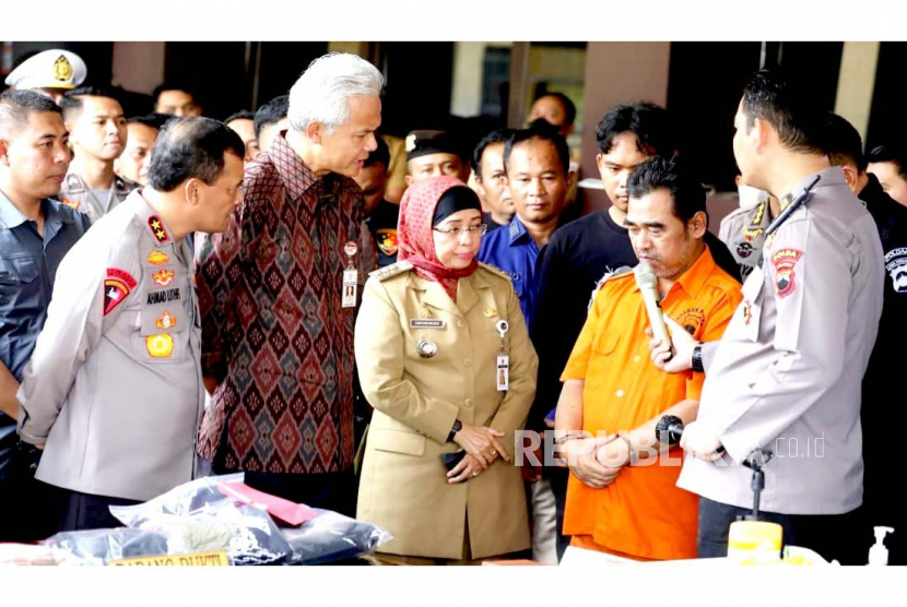 Gubernur Jawa Tengah Ganjar Pranowo memperlihatkan Wildan Mashuri pengasuh pesantren Al minhaj Batang tersangka dugaan pencabulan. 
