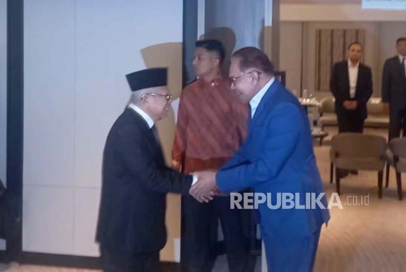 Wakil Presiden KH Maruf Amin bertemu Perdana Menteri Malaysia Anwar Ibrahim di Kuching, Sarawak, pada Selasa (28/11/2023). 