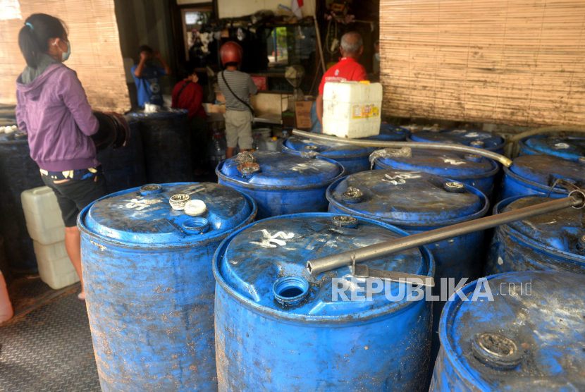 Pedagang antre membeli minyak goreng curah di agen minyak goreng, Kota Yogyakarta, Kamis (17/3/2022). 