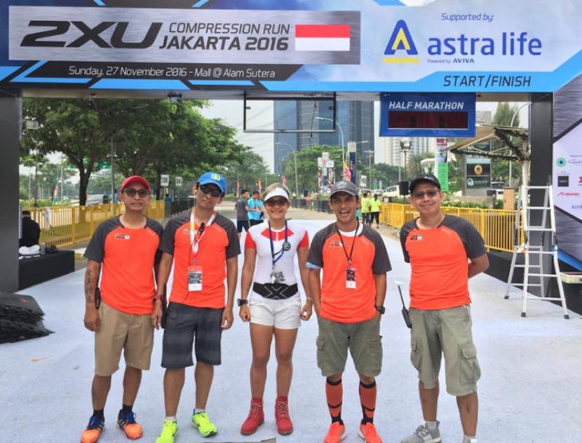 Ki-ka: Krismas Timang, Muara Sianturi, Bertha Gani, Oki Suharsono, dan Rico Ishak mengikuti acara lomba lari