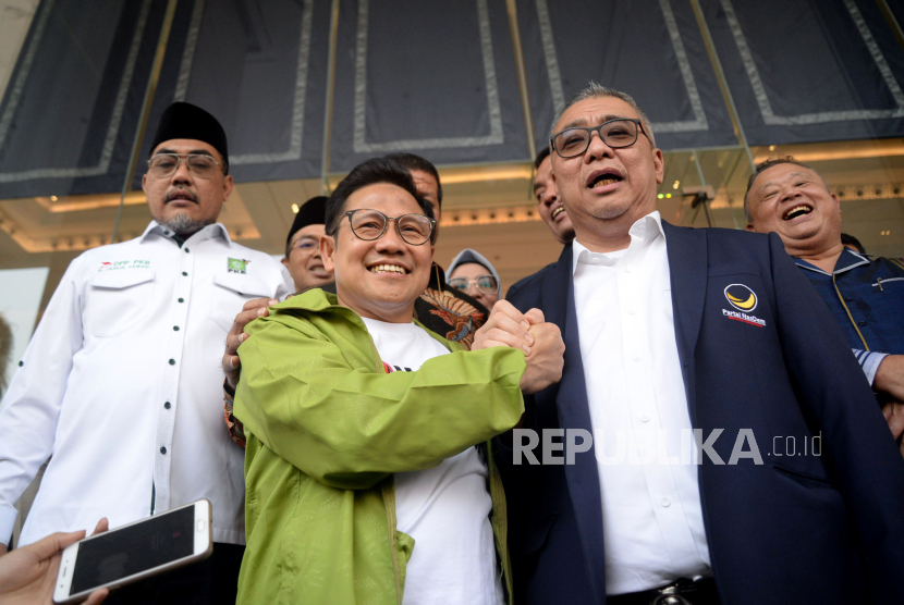 Bacawapres sekaligus Ketua Umum PKB Muhaimin Iskandar berjabat tangan dengan Wakil Ketua Umum Partai Nasdem Ahmad Ali.