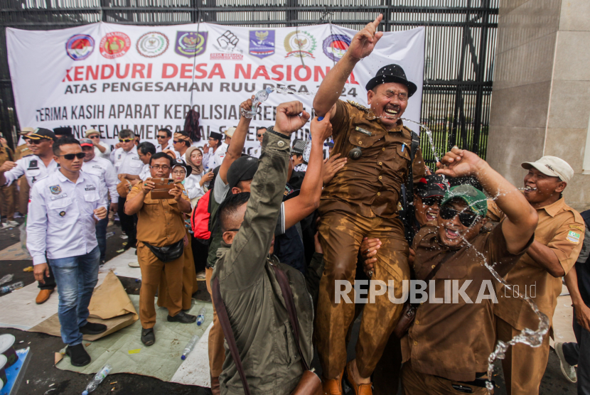 Massa yang tergabung Asosiasi Pemerintah Desa Seluruh Indonesia (Apdesi) merayakan revisi Undang-undang Desa di depan Gedung DPR, Senayan, Jakarta, Selasa (6/2/2024).