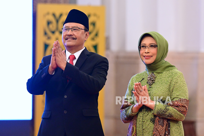 Saifullah Yusuf bersama isteri saat dilantik menjadi Menteri Sosial.