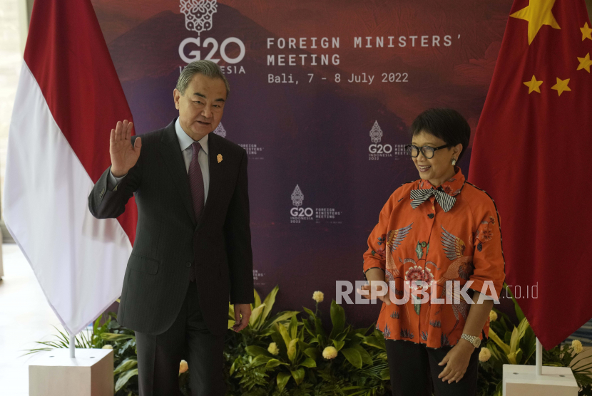 Menteri Luar Negeri China Wang Yi (kiri), disambut oleh Menteri Luar Negeri Indonesia Retno Marsudi, selama pertemuan bilateral mereka menjelang Pertemuan Menteri Luar Negeri G20 di Nusa Dua, Bali, Indonesia, 07 Juli 2022. China: Asia-Pasifik Hadapi Pilihan Antara Perdamaian dan Konfrontasi