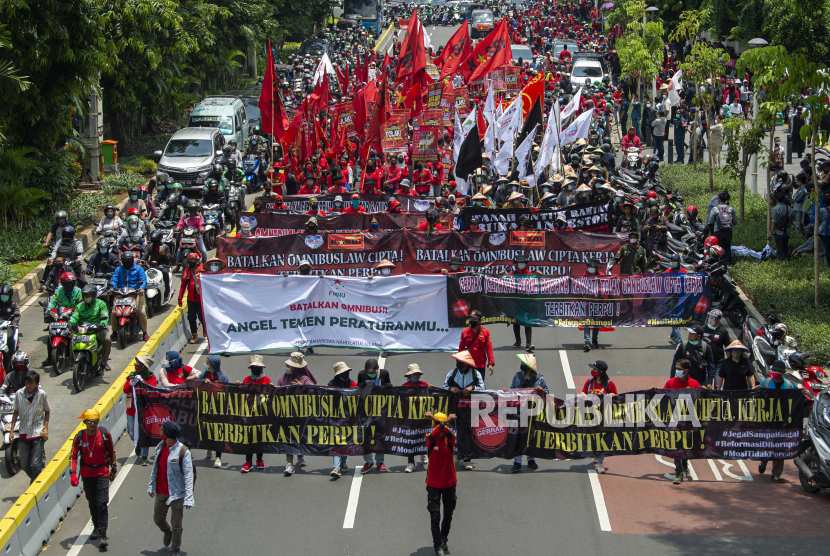 Sejumlah demonstran membawa spanduk dan poster dalam aksi jalan kaki menuju Istana Merdeka di Jalan Salemba, Jakarta, Selasa (20/10/2020). Aksi gabungan buruh, petani, mahasiswa, dan pelajar yang dilakukan bersamaan dengan setahun pemerintahan Presiden Joko Widodo dan Wakil Presiden Ma