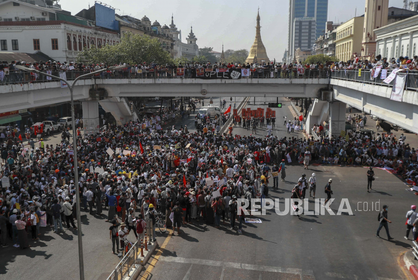 Demonstran berkumpul di dekat Pagoda Sule untuk memprotes kudeta militer di Yangon, Myanmar, Rabu, 17 Februari 2021. Pakar PBB tentang hak asasi manusia di Myanmar memperingatkan prospek kekerasan besar ketika demonstran berkumpul lagi Rabu untuk memprotes penyitaan militer kekuasaan.