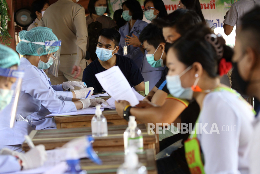  Pekerja migran berbaris sebelum dites COVID-19 di pasar baru di Bangkok, Thailand, 21 Desember 2020. Pejabat Bangkok dan petugas kesehatan mempercepat penyelidikan ke sekitar 56 pasar baru yang berisiko penularan COVID-19 di Bangkok, setelah COVID-19 breakout di pasar grosir udang di Samut Sakhon. Lebih dari 800 pekerja migran dan orang Thailand di Samut Sakhon dan lima provinsi tetangga dilaporkan terinfeksi penyakit coronavirus (COVID-19), Kementerian Kesehatan Masyarakat Thailand mengkonfirmasi pada 21 Desember.