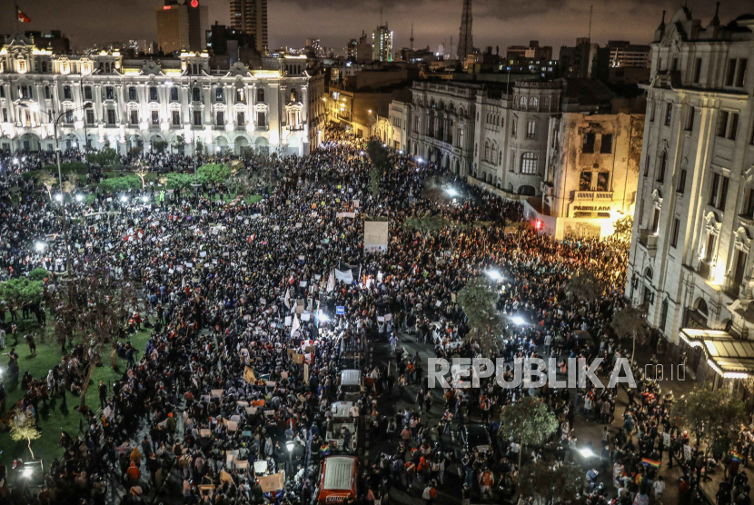  Orang-orang memprotes Presiden Peru Manuel Merino, di Plaza San Martin di Lima, Peru, 12 November 2020. Merino menjabat pada 10 November di tengah proses konstitusional yang kontroversial setelah pemecatan mantan Presiden Martin Vizcarra karena 