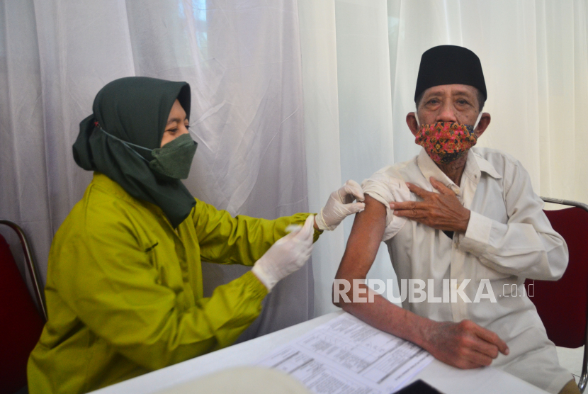 Vaksinator menyuntikkan vaksin booster Covid-19 kepada warga lanjut usia (lansia) di Jawa Tengah (ilustrasi).