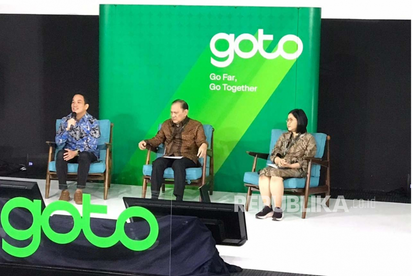 CEO GoTo Andre Soelistyo (kiri), Komisaris GoTo Agus DW Martowardojo (tengah), dan  Peneliti LPEM FEB UI, Prani Sastiono (kanan) dalam Konferensi Pers Peluncuran Riset LPEM UI Dampak Ekonomi Ekosistem GoTo pada Perekonomian Nasional 2022 di Kantor Gojek, Jakarta Selatan, Rabu (29/3/2023). 