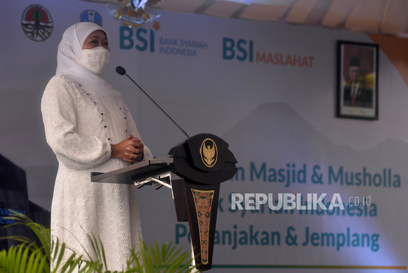 Gubernur Jawa Timur Khofifah Indar Parawansa.  Nama Khofifah Indar Parawansa masih berada di urutan teratas dengan elektabilitas Pilgub Jatim mencapai 30 persen berdasarkan survei SSC.
