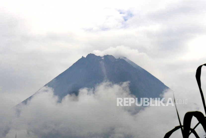 Gunung Merapi terlihat jelas dari Wonokerto, Sleman, Yogyakarta, Jumat (8/1). Dalam empat hari terakhir aktivitas Gunung Merapi semakin meningkat. Guguran material, luncuran lava pijar sudah terjadi.