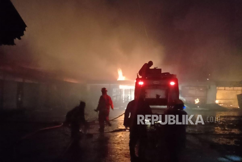 Pasar Cineam di Kecamatan Cineam, Kabupaten Tasikmalaya, mengalami kebakaran pada Senin (1/5/2023). 