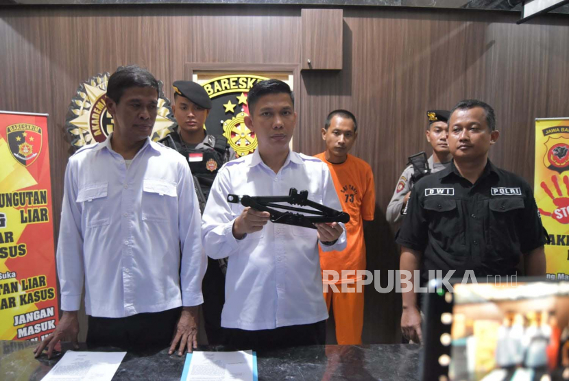 Kepala Satreskrim Polresta Cirebon Kompol Anton menunjukkan barang bukti kasus pengeroyokan dan perusakan yang terjadi di Jalur Gronggong, saat rilis di Markas Polresta Cirebon, Rabu (21/6/2023). 