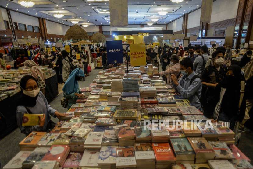 Pengunjung memilih buku pada pameran Indonesia International Book Fair (IIBF) 2021 di Jakarta Convention Center (JCC), Senayan, Jakarta.