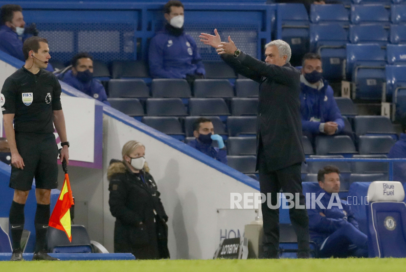 Pelatih Tottenham Hotspur Jose Mourinho memberi isyarat selama pertandingan sepak bola Liga Primer Inggris antara Chelsea dan Tottenham Hotspur di Stamford Bridge di London, Inggris, Minggu, 29 November 2020. 