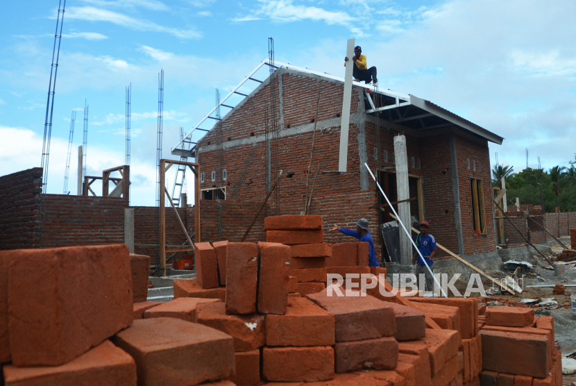 Pekerja menyelesaikan pembangunan rumah bersubsidi di Perumahan Hadrah Land, Kabupaten Aceh Besar, Provinsi Aceh, Senin (12/2/2024).