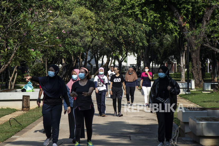 Sejumlah warga beraktivitas di Taman Lapangan Banteng, Jakarta, Sabtu (13/ 6/2020). Sejak PSBB transisi, warga Jakarta mulai banyak yang menjadikan masker cadangan dan penyanitasi tangan sebagai barang bawaan wajib ketika keluar rumah.