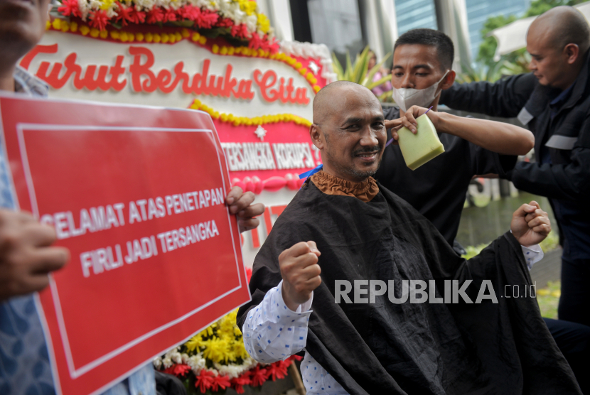 Mantan Pimpinan KPK Abraham Samad memotong rambutnya saat menggelar aksi. Mantan pimpinan KPK Abraham Samad sebut Ketua KPK Firli Bahuri penjahat paling sadis.