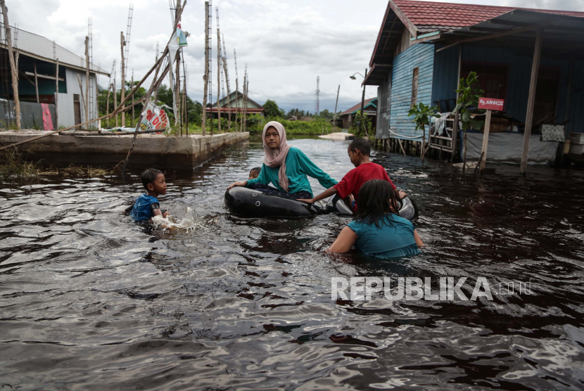 Korban banjir di Rangkasbitung, Kabupaten Lebak, Banten, memerlukan bantuan makanan, pakaian dan selimut.
