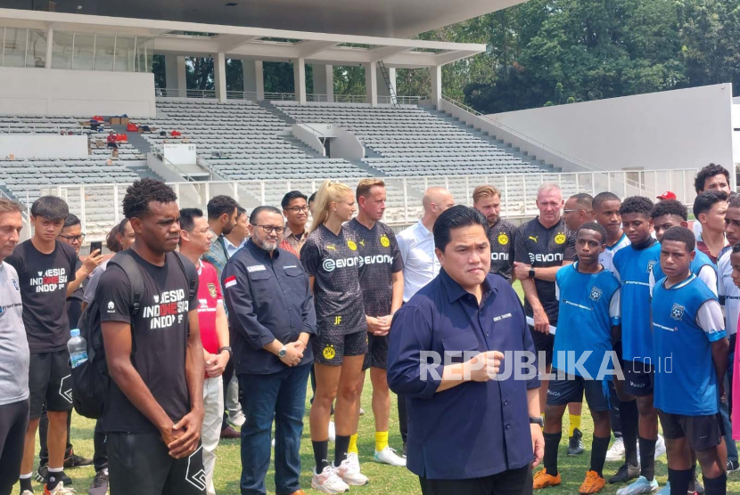 Ketua Umum PSSI Erick Thohir meninjau langsung coaching clinic yang diberikan oleh legenda Borussia Dortmund kepada anak-anak Papua Football Academy di Stadion Madya, Gelora Bung Karno, Jakarta, Jumat (8/9/2023).