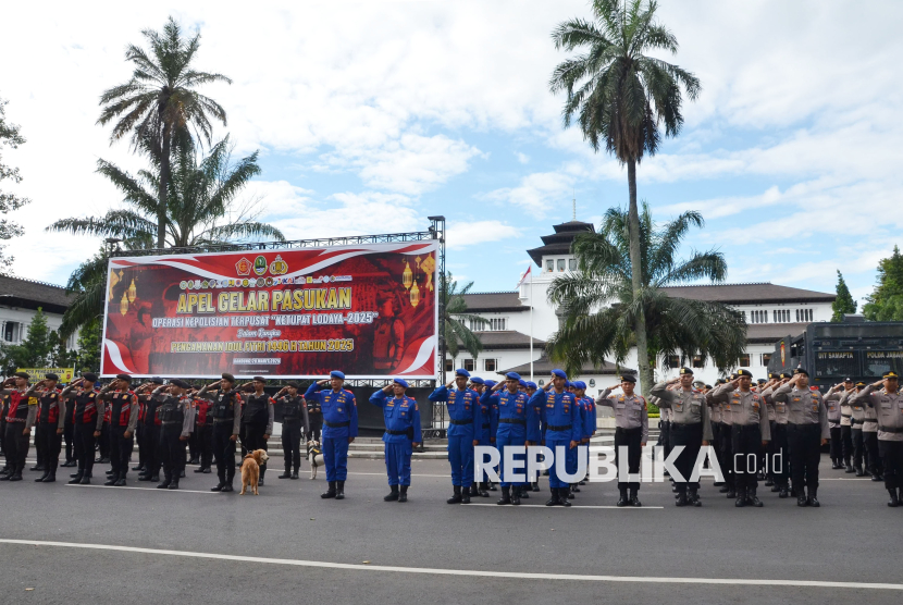 Apel Gelar Pasukan Operasi Kepolisian Terpusat Ketupat Lodaya 2025, di depan Gedung Sate, Jalan Diponegoro, Kota Bandung, Kamis (20/3/2025). Operasi ketupat Lodaya digelar sebagai upaya menjaga keamanan dan ketertiban selama arus mudik dan perayaan Idul Fitri 1446 H.