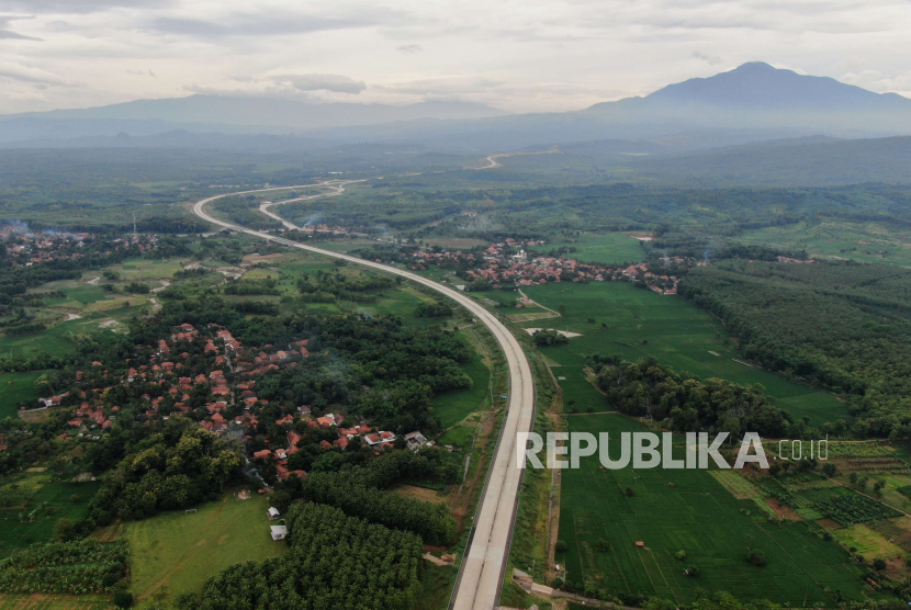 Suasana pembangunan Tol Cileunyi-Sumedang-Dawuan (Cisumdawu) seksi 6 di Kabupaten Majalengka, Jawa Barat. Kementerian PUPR sebut sebanyak 13 ruas jalan tol baru beroperasi hingga akhir 2023.