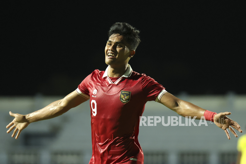 Pesepak bola Timnas U-23 Indonesia Ramadhan Sananta berselebrasi usai mencetak gol ke gawang Timnas U-23 Malaysia saat pertandingan kualifikasi Grup B Piala AFF U-23 2023 di Rayong Provincial Stadium, Thailand, Jumat (18/8/2023).  