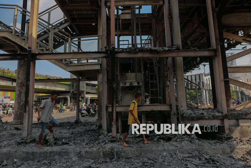 Jakarta Kerahkan 1.150 Petugas Bersihkan Sampah Usai Demo