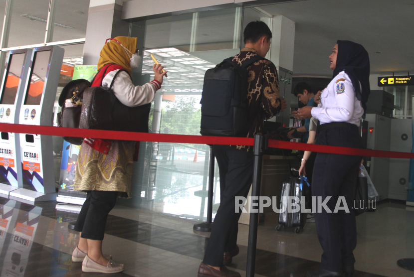 Calon penumpang berjalan menuju ruang tunggu keberangkatan pesawat di Bandara Abdul Rahman Saleh, Malang, Jawa Timur, Jumat (12/1/2024). 
