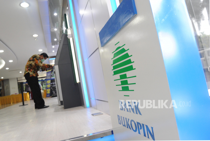 Nasabah mengunakan Anjungan Tunai Mandiri (ATM) Bank Bukopin di kantor pusat Jakarta, (ilustrasi).