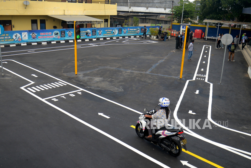 Jurnalis mencoba ujian praktik SIM C dengan sistem yang baru di Polres Bantul, Yogyakarta, Senin (26/6/2023). Polres Bantul membuat sistem ujian praktik SiM C baru merespon himbauan Kapolri. Terutama menghilangkan tes angka 8 dan zig-zag. Dengan sistem uji SIM C yang baru bisa memudahkan masyarakat yang ingin memperoleh SIM.