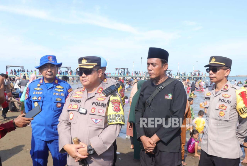 Kapolres Indramayu, AKBP M Fahri Siregar melakukan monitoring dan pengecekan langsung sejumlah objek wisata yang ada di wilayah hukum Polres Indramayu. 