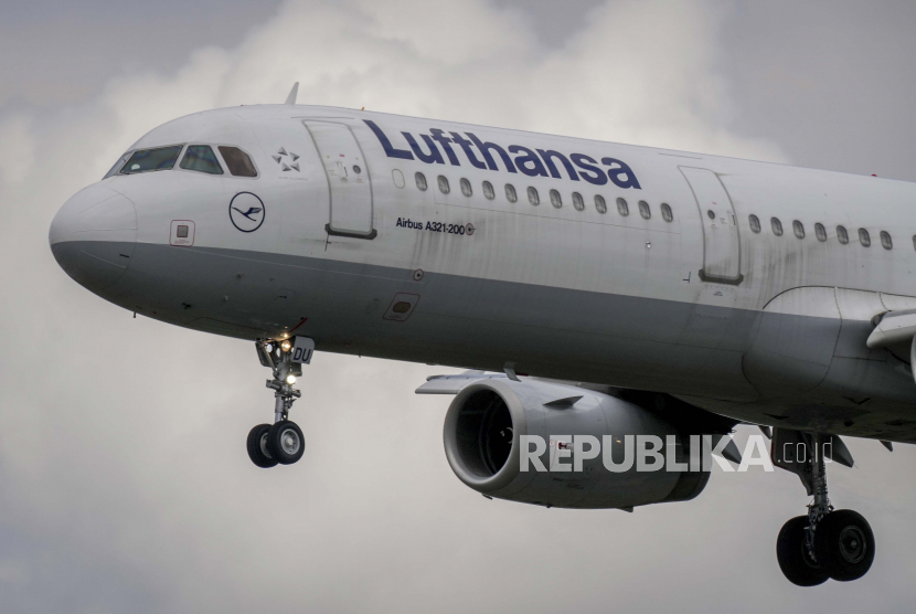  Sebuah pesawat Lufthansa mendekati bandara di Frankfurt, Jerman, Selasa, 26 Juli 2022. Staf darat Lufthansa akan mogok pada hari Rabu yang menyebabkan pembatalan sebagian besar penerbangan mereka.