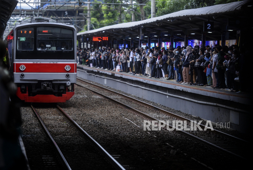 Calon penumpang menunggu kedatangan KRL Commuter Line di Stasiun Sudirman, Jakarta, Senin (19/12/2022). 