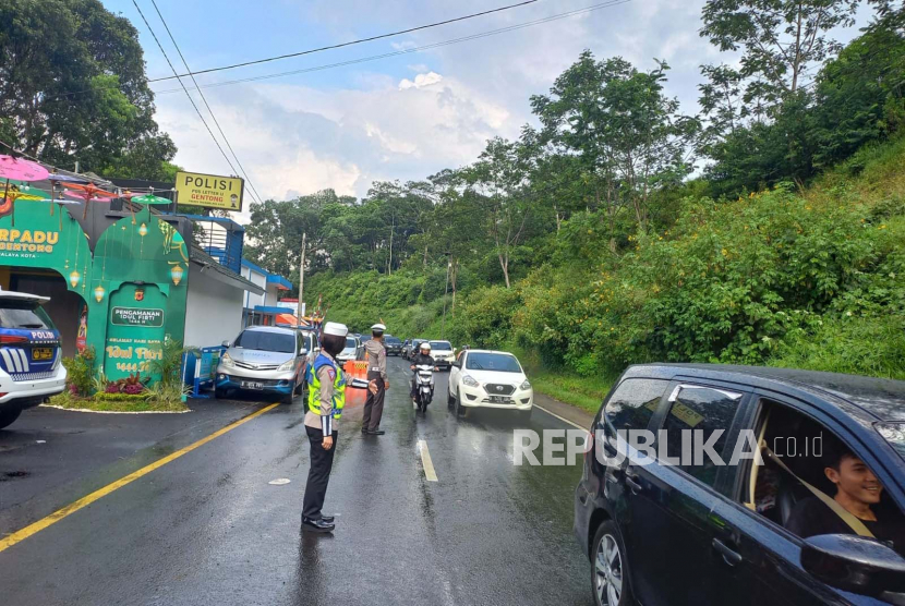 Kondisi arus lalu lintas dari arah Tasikmalaya menuju Garut di jalur Gentong, Kabupaten Tasikmalaya, Jawa Barat, Selasa (25/4/2023).