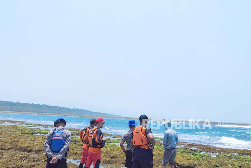 Tim SAR gabungan melakukan pencarian seorang nelayan yang dilaporkan hilang di perairan wilayah Sancang, Kecamatan Cibalong, Kabupaten Garut, Jawa Barat, Selasa (10/10/2023). 