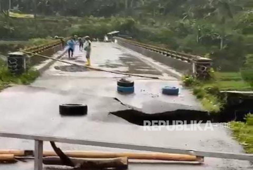 Jembatan Cidugaleun di Kecamatan Cigalontang, Kabupaten Tasikmalaya, Jawa Barat, dilaporkan ambruk, Ahad (7/5/2023). 
