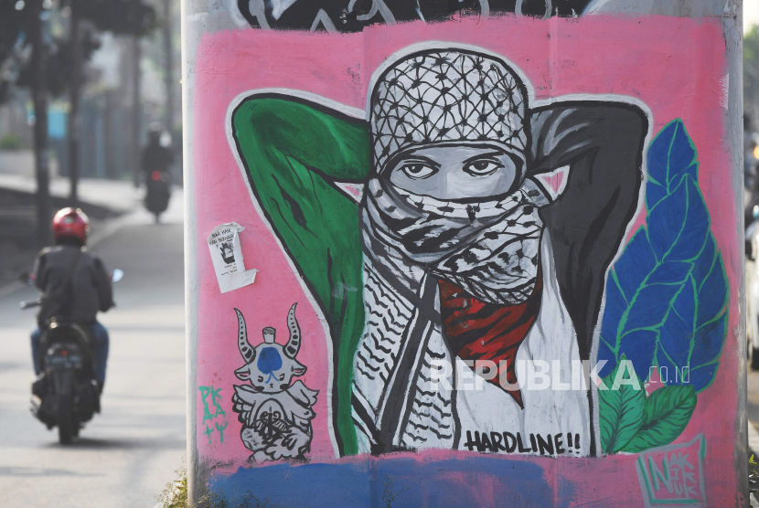 Palestina Harapkan Maaf Inggris Atas Deklarasi Balfour. Warga melintasi mural bertema Palestina di Jl Ciledug Raya, Jakarta, Jumat (21/5/2021). Mural tersebut merupakan bentuk solidaritas warga terhadap rakyat Palestina yang sedang terlibat konflik dengan Israel. 