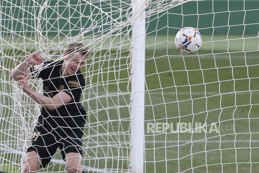 Frenkie de Jong dari Barcelona merayakan gol pembuka timnya dalam pertandingan sepak bola La Liga Spanyol antara Elche dan Barcelona di stadion Manuel Martinez Valero di Elche, Spanyol, Minggu, 24 Januari 2021.