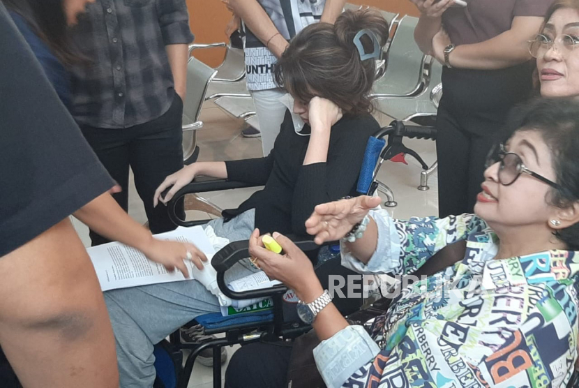 Mantan pacar Mario Dandy, Anastasia Pretya Amanda (19 tahun) telah hadir di PN Jakarta Selatan. Salah satu saksi, Amanda menghadiri sidang Mario Dandy dengan kursi roda dan menangis.