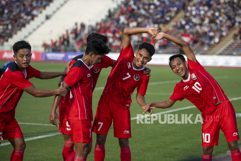 Para pesepak bola timnas Indonesia merayakan kemenangan usai mencetak gol ke gawang Timor Leste dalam laga sepak bola putra SEA Games 2023 Kamboja, Ahad (7/5/2023). 
