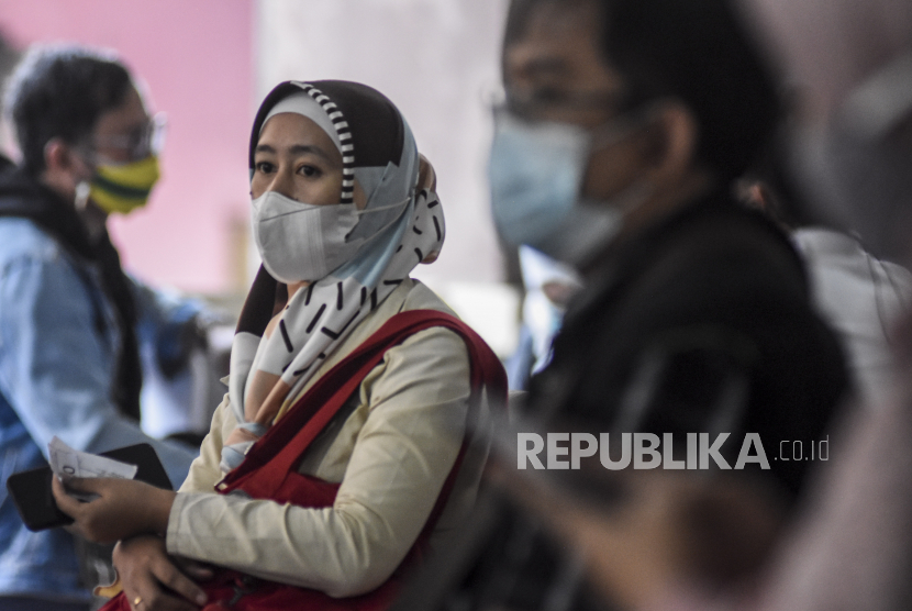 Warga pemilik kartu tanda penduduk (KTP) non-DKI Jakarta bisa melakukan vaksinasi COVID-19 di kawasan bisnis, Sudirman Central Business District (SCBD), Kebayoran Baru, Jakarta Selatan.