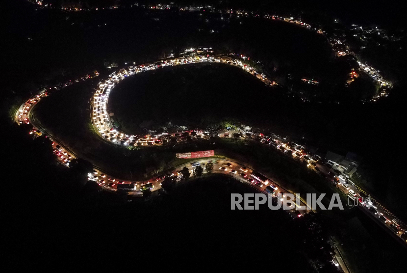 Foto udara antrean kendaraan di kawasan Lingkar Gentong, Kadipaten, Kabupaten Tasikmalaya, Jumat (6/5/2022). (Ilustrasi)