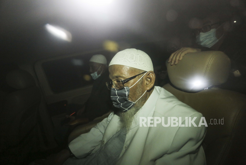 Abu Bakar Baasyir  duduk di mobil saat meninggalkan penjara Gunung Sindur di Bogor, Jawa Barat.  Jumat (8/1/2021).
