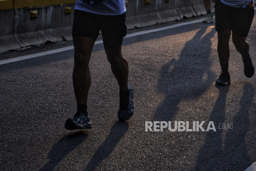 Peserta berlari saat mengikuti LPS Monas Half Marathon 2024 di Jakarta, Ahad (30/6/2024). Lembaga Penjamin Simpanan (LPS) kembali menggelar  kegiatan Monas Half Marathon 2024. Sebanyak 5.000 pelari yang terdiri dari 180 pelari elit dari  21 negara turut mengikuti LPS Monas Half Marathon 2024 dengan menempuh jarak sejauh 21 Kilometer, mulai dari Silang Barat Daya Monas hingga Kompleks Gelora Bung Karno (GBK). Kegiatan ini juga diharapkan dapat mendorong prestasi atlet lari Indonesia bersaing dengan atlet-atlet internasional atau bahkan bisa mencetak rekor baru.