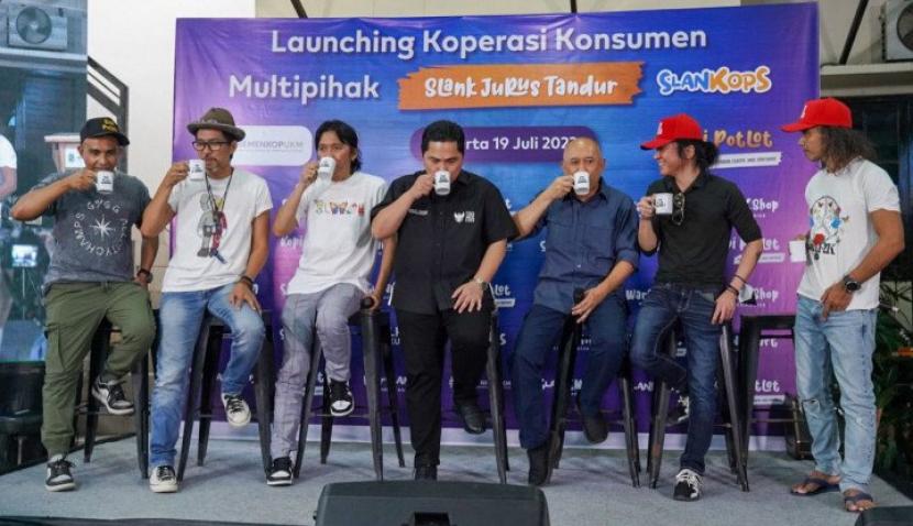 Launching Koperasi Konsumen Multipihak 'Slank Jurus Tandur' Slankops di Markas Slanker, Potlot III, Jakarta Selatan, Selasa (19/7/2022). (Kemenkop-UKM)