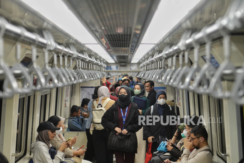 Penumpang menaiki Kereta Api Ringan atau Light Rail Transit (LRT) Jabodebek di stasiun Dukuh Atas, Jakarta, Selasa (9/1/2024). 
