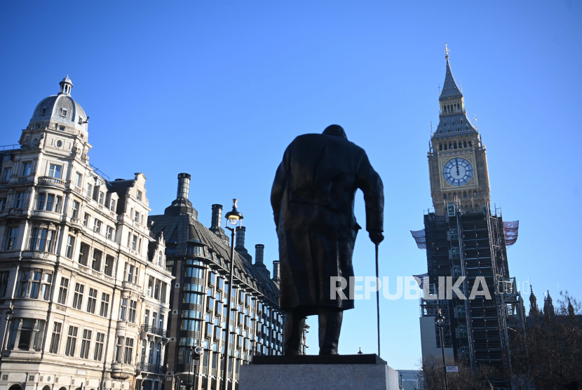  Patung Winston Churchill di depan pemandangan Menara Elizabeth di Gedung Parlemen di London, Inggris